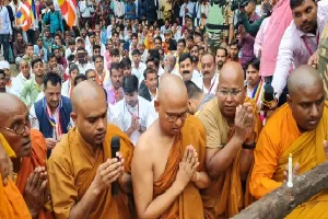 बुद्ध महोत्सव : बौद्ध भिक्षु व अनुयायियों ने निकाली धम्म यात्रा