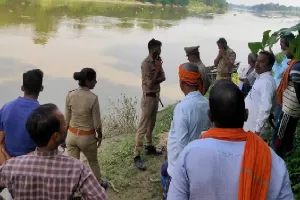 हादसा : पत्नी, सास और बच्ची संग नाव से जा रहा युवक नदी में डूबा