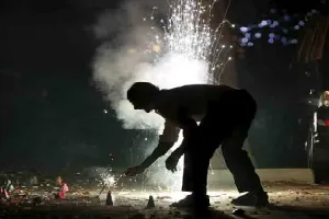 लापरवाही : आतिशबाजी के दौरान दो लोग जख्मी, भर्ती