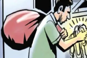 चोरी की वारदात : सूने घर से आठ लाख की नकदी समेत गहने किए पार