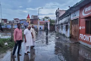 जल निकासी के निर्देश : सांसद, मेयर व नगर आयुक्त ने प्रभावित क्षेत्रों का किया दौरा