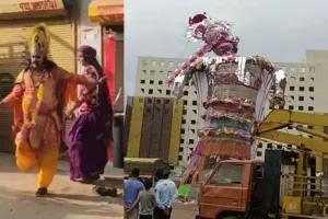 Video: दशहरे में इंद्रदेव खुश तो रावण का मरना कैंसिल!, मंदोदरी संग लगाए ठुमके, लोग बोले-  धर्राटे काट रहा