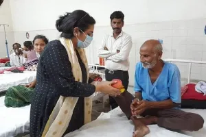 मरीजों का छलका दर्द : डीएम ने जिला अस्पताल में बांटे फल