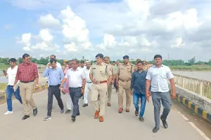 गोरखपुर : डीएम एसएसपी ने संभावित बाढ़ ग्रस्त क्षेत्रों का किया दौरा
