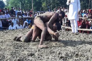 दंगल प्रतियोगिता : महिला और पुरूष पहलवानों ने कुश्ती में दिखाया दम