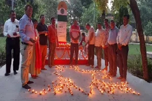 एक दीया शहीदों के नाम : 101 दिए से रोशन हुआ स्थल