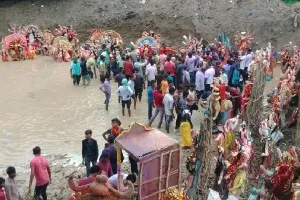 मूर्ति विसर्जन के लिए खोदे गए गड्ढों में भरा पानी, कई आयोजन रद्द