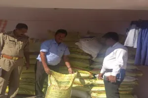 छापेमारी : नकली खाद की 50 बोरी पकड़ी, लाइसेंस निलंबित