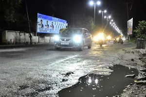 मुरादाबाद : अरे! यहां सड़कों में गड्ढे या गड्ढों में सड़क