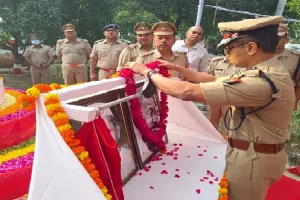 पुलिस आयुक्त ने महात्मा गांधी को अर्पित की पुष्पांजलि