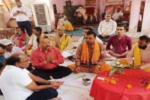 महर्षि वाल्मीकि जयंती : डीएम ने सफाईकर्मियों को किया सम्मानित