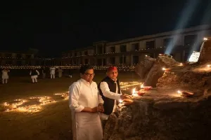 दीपोत्सव पर नेताजी की समाधि पर पहुंचे अखिलेश