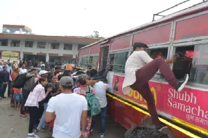 हवा-हवाई दावे : परीक्षार्थियों को नहीं मिल रहीं बसें