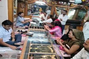 धनतेरस : बाजार में इस बार भी दिखी चांदी के सिक्के की धमक, दम से बिके चमचमाते बर्तन