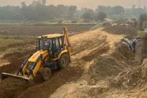 आवागमन में जद्दोजहद : क्षतिग्रस्त पुलिया के निकट से बन रहे बाईपास में देरी से परेशानी