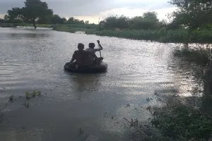 बाढ़ का कहर : कटान तेज देख ग्रामीणों की धड़कने बढ़ी, सात घर बहे