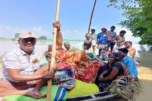 बाढ़ का कहर : हजार बीघा से अधिक फसलें जलमग्न, सैकड़ों आशियाने ढहे