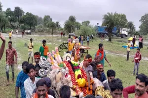 आस्था : मूसलाधार बारिश के बीच दुर्गा प्रतिमाओं का विसर्जन