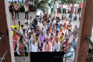 सीधा प्रसारण : शिवलिंग का जलाभिषेक करके लोकार्पण को देखने जुटे बीजेपी कार्यकर्ता