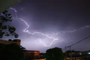 Weather : सिर के बाल खड़े हो जाएं तो समझिए बिजली गिरेगी, पढ़ें मौसम वैज्ञानिक की सलाह