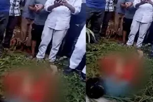 मानवता शर्मसार : दर्द से कराहती रही बेटी, लोग बनाते रहे वीडियो