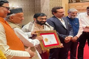 सम्मान समारोह : डॉ. राजीव राज को महाराष्ट्र के महामहिम से मिला सम्मान