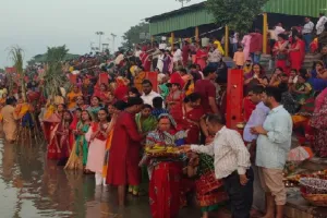 छठ पूजा : मथवा पे लेके दउरवा व्रती पहुंचे घाट, दिया संध्या अर्घ्य