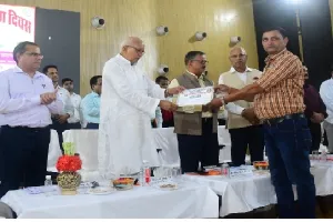 सम्मान समारोह : खेती के साथ व्यापार भी करें किसान