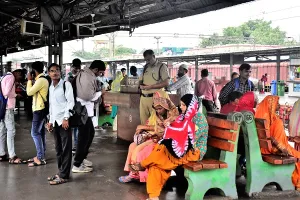 मुरादाबाद : ट्रेनों में यात्रियों को सुविधा-सुरक्षा के रेल प्रबंधन के दावे हवाई, शिकायतों को अनदेखा कर रहे अधिकारी