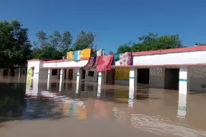 बाढ़ समस्या : करीब सौ विद्यालय हैं जलमग्न, पठन-पाठन ठप