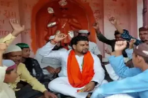 धार्मिक स्थल पर विशेष समुदाए के लोगें ने पढ़ी हनुमान चालीसा