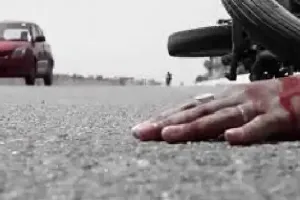 सड़क दुर्घटना : डिवाइडर से टकराई बाइक युवक की मौत, दूसरा गंभीर