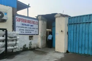 बरेली: शराब फैक्ट्री में काम कर रहे कर्मचारी की कन्वेयर बेल्ट में फंसने से मौत