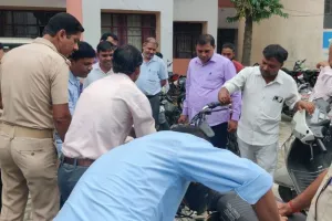 पीलीभीत: कलेक्ट्रेट परिसर में सांप निकलने की सूचना, मची भगदड़