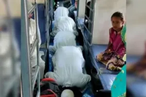 कुशीनगर: ट्रेन में यात्रियों की आवाजाही पर लगाई रोक, फिर पढ़ी नमाज, वीडियो वायरल