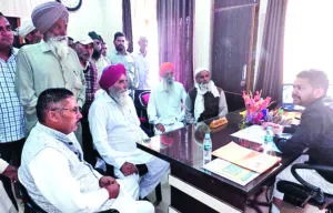 बाजपुर: किसान निधि की किस्त न आने पर किया तहसीलदार का घेराव