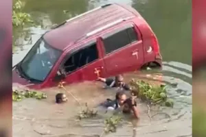 छत्तीसगढ़: गहरे नाले में जा गिरी कार, मसीहा बने लड़के, बचा ली व्यापारी की जान, देखें Video