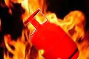 गदरपुर: बच्चों के लिए खाना बनाते समय सिलेंडर में लगी आग 
