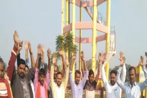 बहराइच: पानी टंकी संचालन के लिए ग्रामीणों का प्रदर्शन