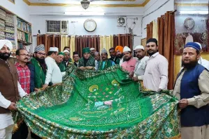 बरेली: अल्पसंख्यक आयोग के चैयरमेन अशफ़ाक़ सैफी ने दरगाह पर की चादरपोशी