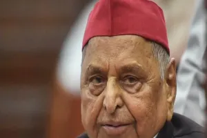 सैफई में जयंती पर मुलायम सिंह को दी जा रही श्रद्धांजलि, परिवार के लोग हुए शामिल 