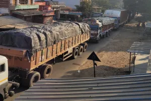 रायबरेली: रेलवे क्रॉसिंग पर चल रहा था काम, रात भर सड़क पर रेंगता रहा ट्रैफिक 