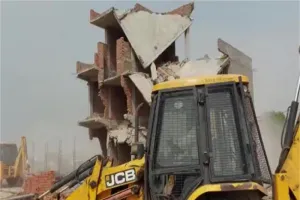 लखनऊ: सिंचाई विभाग परिसर में गरजा बुलडोजर, हटाया गया अतिक्रमण, देखें Video