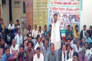 बांदा: काम बंद कर धरने पर बैठे बिजली विभाग के संविदाकर्मी, ये बताई मांगें 