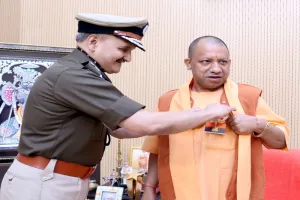 पुलिस फ्लैग डे आज, डीजीपी ने सीएम योगी को लगाई फ्लैग पिन   