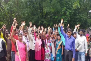 इटावा: मानदेय कम मिला तो भड़के सफाईकर्मी, की हड़ताल 