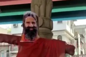 वाराणसी: सपा ने फूंका बाबा रामदेव का पुतला, पतंजलि की चीजों के बहिष्कार करने का लिया निर्णय 