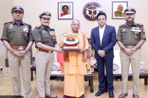 सीएम योगी आदित्यनाथ ने दी पुलिस झंडा दिवस की बधाई 