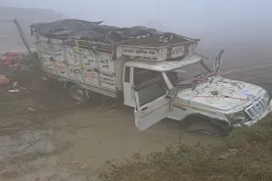 रामपुर: हरिद्वार से लौट रही पिकअप खंती में पलटी, बच्चों समेत दस घायल एक की मौत