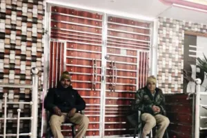 शाहजहांपुर: गेस्ट हाउस के बाहर पुलिस कर्मी तैनात, रंगरेलियां मनाते पकड़े गए थे सात जोड़े